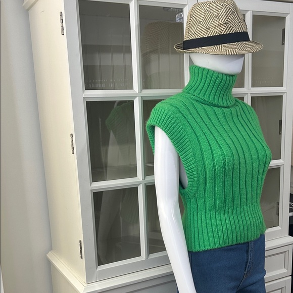 STUNNING Zara BRIGHT Green Sleeveless Turtleneck Sweater. In size M - Picture 4 of 12